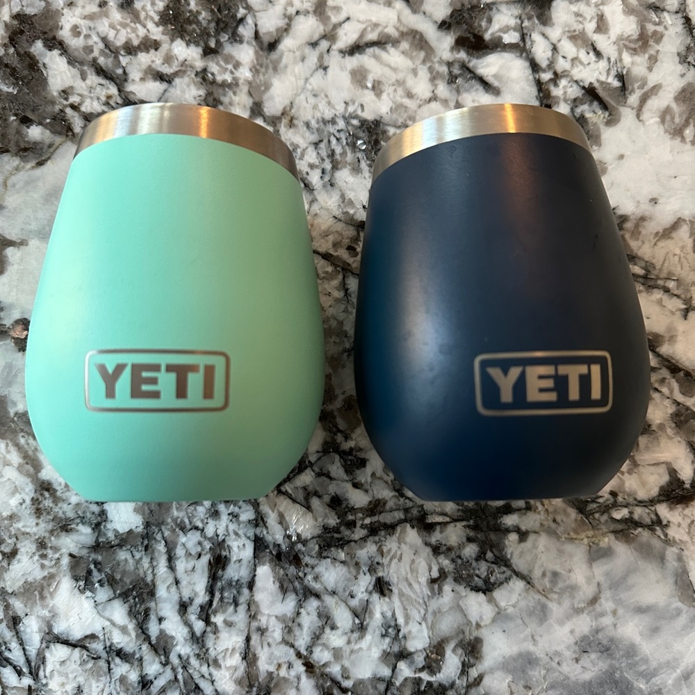 Set of 2 Yeti wine glasses in navy & seafoam